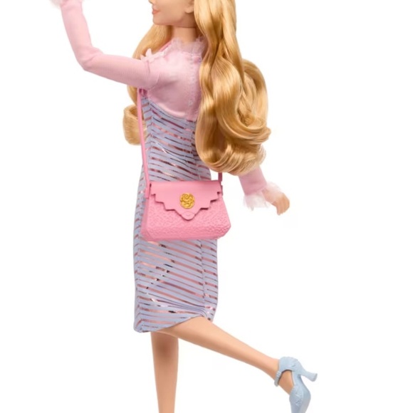 Wicked Glinda At Shiz University Fashion Doll with Fashions & Accessories NWT - Picture 7 of 9